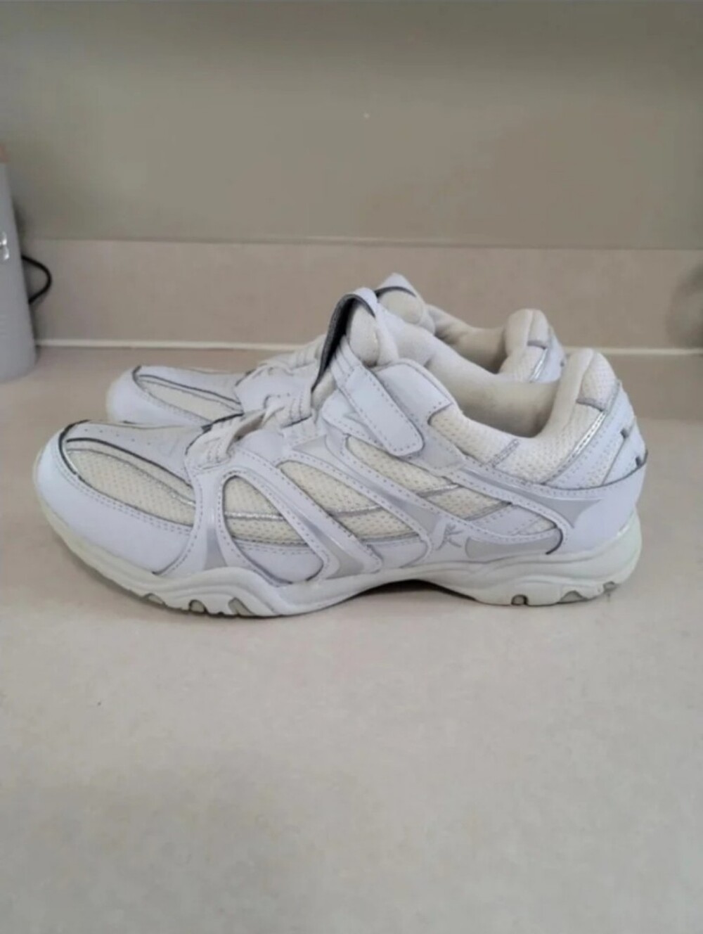 Womens Sz. 8 DANSKIN NOW Lynne Athletic Shoes